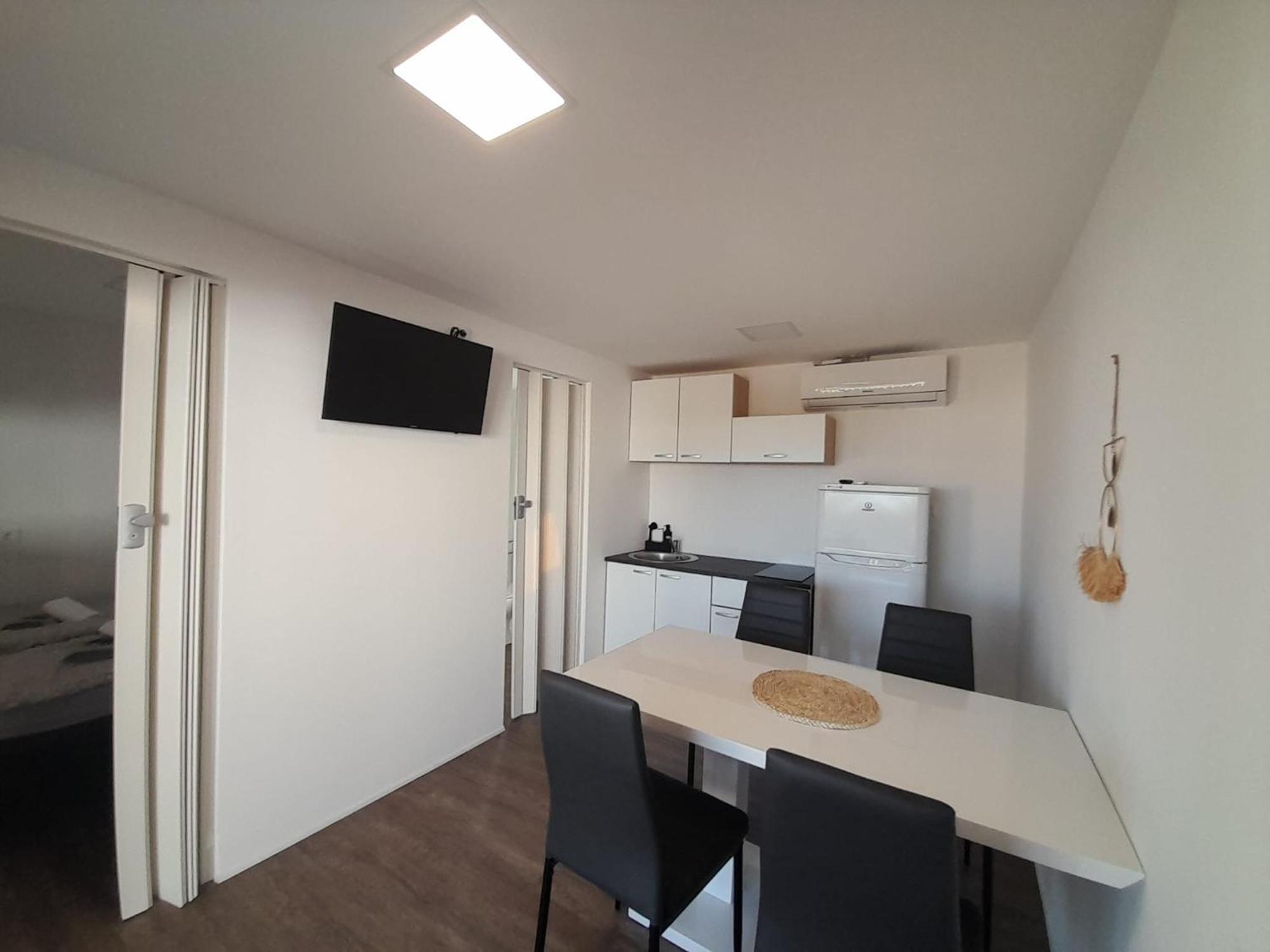 Apartament Tiny House Lily With Jacuzzi Sveti Filip i Jakov Zewnętrze zdjęcie